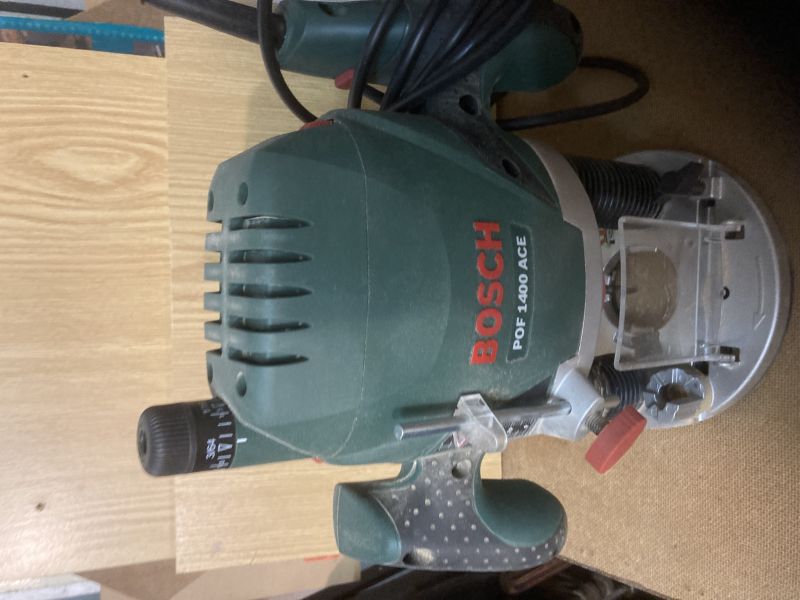 Bosch Oberfräse POF 1400 ACE mit Zubehör  100,- € (Abholung)