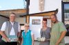 Bild: Michael Hamburger (AG ELF-Bezirksvorsitzender Oberbayern, Sonja Aigner (Schriftführerin AG ELF / Kontaktperson Futtertauschbörse), Christina Pfiffer (Tierhalterin aus Brannenburg) mit ihrem Freund Frank