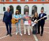 Bild von links: Peter Hackel (Leiter KMS Erding), Max Pfaff und Peter Heger (beide Lehrkräfte der KMS Erding), Verena Schreiber (Mitglied des Band-Plus-Projekts) und Joachim Sommer (Vorstandsvorsitzender der Sparkasse).