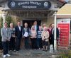 Quelle: BRK Erding, Kreisgeschäftsführer Andreas Lindner (ganz links), Vorsitzender Jürgen Loher (3. Von links), Beauftragte für Fördermitglieder Michaela Thurner (2. Von rechts)