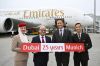 Quelle: FMG-Emirates feiert 25 Jahre am Flughafen München: Joachim Sobottka- Rogalla, Emirates Airport Services Manager Munich (links), und Oliver Dersch, Senior Vice President Aviation, Flughafen München - flankiert von Mitgliedern der Emirates Kabinencr