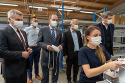 Wirtschaftsminister Hubert Aiwanger und Ministerpräsident Markus Söder besuchten zusammen mit dem Landshuter Landrat Peter Dreier die Firma von Reinhard Zettl, die jetzt Mund-Nasen-Masken herstellt. © StMWi/E. Neureuther