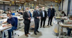 Landrat Peter Dreier, Wirtschaftsminister Hubert Aiwanger, Reinhard Zettl und Ministerpräsident Markus Söder (von links) in der Fertigungshalle der Firma Zettl, die jetzt auf die Produktion von Gesichtsmasken umgestellt ist. © StMWi/E. Neureuther